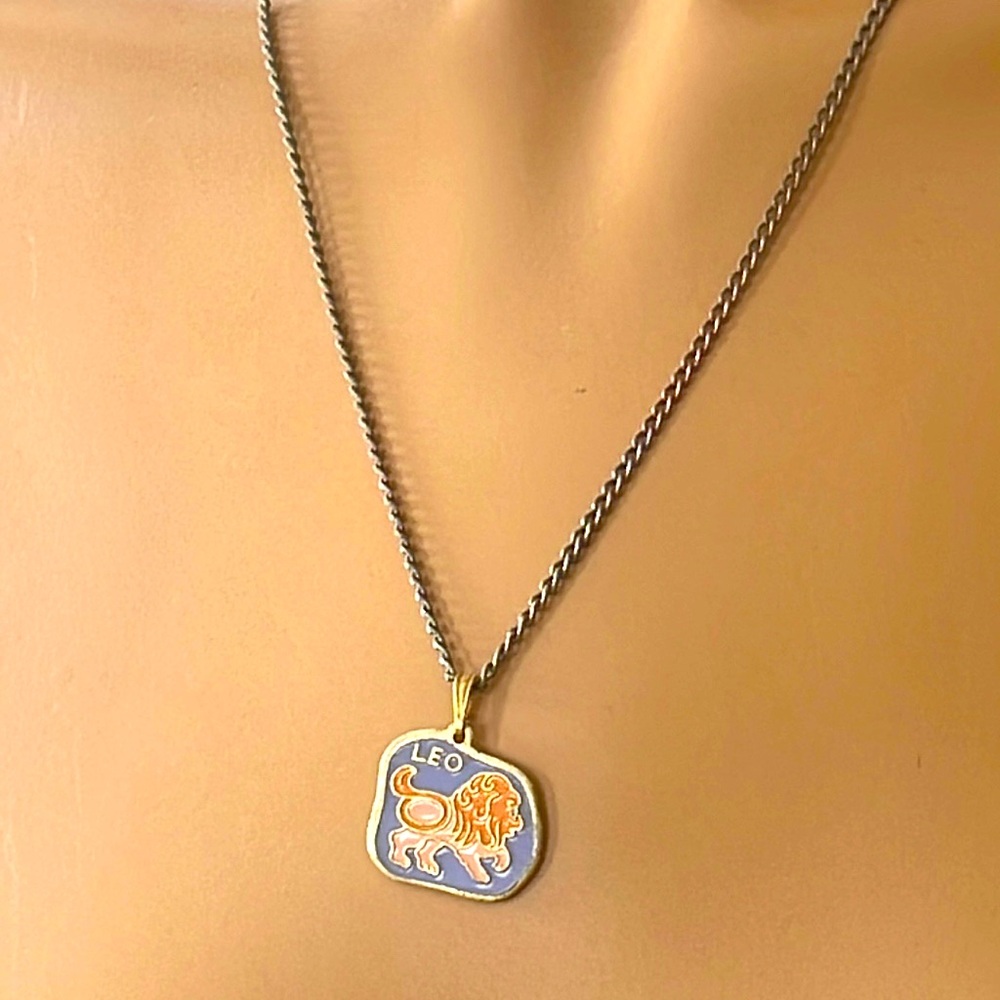 Vintage Leo Necklace ♌️